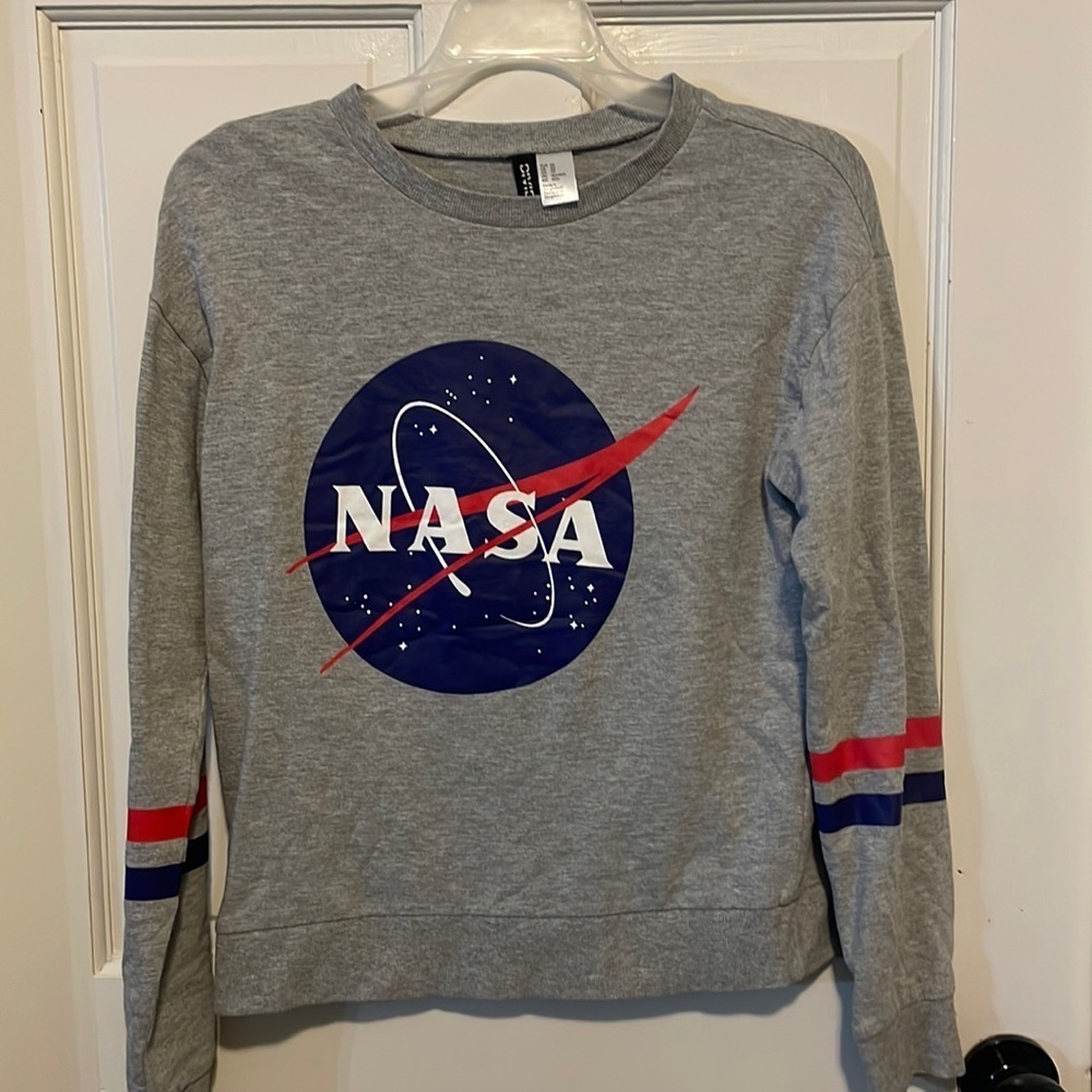 H&M‎ Divided NASA Top Size XS Gray Long Sleeve Graphic Tee Shirt Womens
